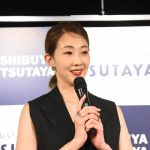 紅ゆずるが写真集「悪い女 A BAD WOMAN」の発売イベントに登場