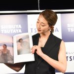 紅ゆずるが写真集「悪い女 A BAD WOMAN」の発売イベントに登場