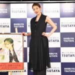 紅ゆずるが写真集「悪い女 A BAD WOMAN」の発売イベントに登場