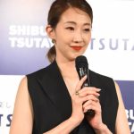 紅ゆずるが写真集「悪い女 A BAD WOMAN」の発売イベントに登場