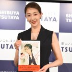 紅ゆずるが写真集「悪い女 A BAD WOMAN」の発売イベントに登場