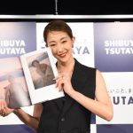 紅ゆずるが写真集「悪い女 A BAD WOMAN」の発売イベントに登場