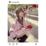 横山あみ、超ミニでしゃがむと美脚がチラリ「脚キレイすぎ」「彼氏目線の破壊力えぐい」とファン歓喜！