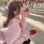 横山あみ、超ミニでしゃがむと美脚がチラリ「脚キレイすぎ」「彼氏目線の破壊力えぐい」とファン歓喜！