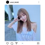 HKT48・山下エミリー、シースルーシャツから大胆肩だしショットでキュートなピースサイン！