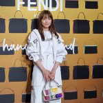【動画】川口春奈、全身ホワイトコーデでFENDIフォトコールに登場！カラフルなハンドバッグが映える