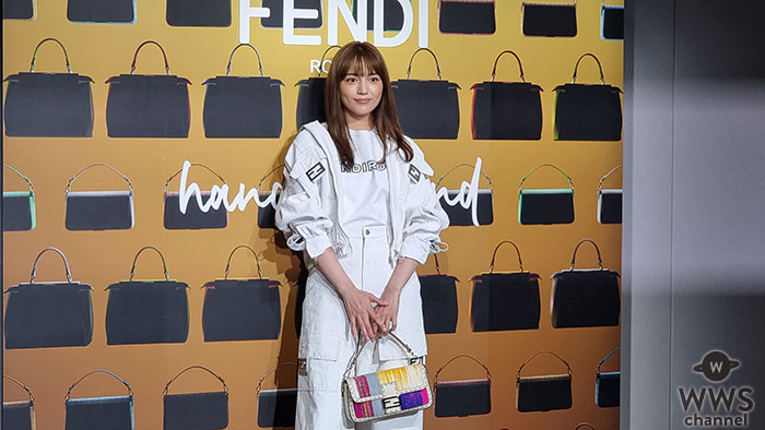 【動画】川口春奈、全身ホワイトコーデでFENDIフォトコールに登場！カラフルなハンドバッグが映える