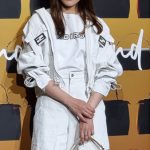 【動画】川口春奈、全身ホワイトコーデでFENDIフォトコールに登場！カラフルなハンドバッグが映える