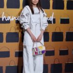 【動画】川口春奈、全身ホワイトコーデでFENDIフォトコールに登場！カラフルなハンドバッグが映える