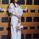 【動画】川口春奈、全身ホワイトコーデでFENDIフォトコールに登場！カラフルなハンドバッグが映える