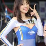 レースクイーン・霧島聖子、鮮やかなチームカラーの透け感セクシーなコスチューム姿にファン歓喜！