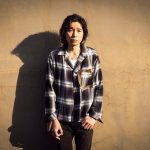 斉藤和義、最新アルバム収録の『泣いてたまるか』MVティザーが公開