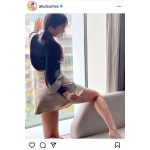 阿久津真央、後ろからまくりたいギリ見せ生脚ショット公開
