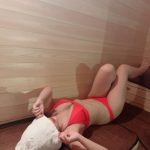 阿久津真央、サウナで無防備開脚ポーズ！