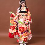 TikTokで話題の八木沢あやが艶やかな振袖姿を披露