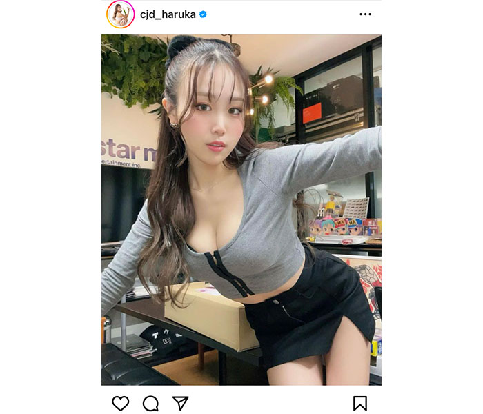 サイバージャパンダンサーズ・HARUKA、ボディラインくっきりな肌見せコーデで胸元＆生脚チラリ