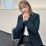 NMB48・堀詩音、スーツでのぞかせた太ももで釘付け！