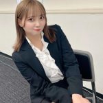 NMB48・堀詩音、スーツでのぞかせた太ももで釘付け！