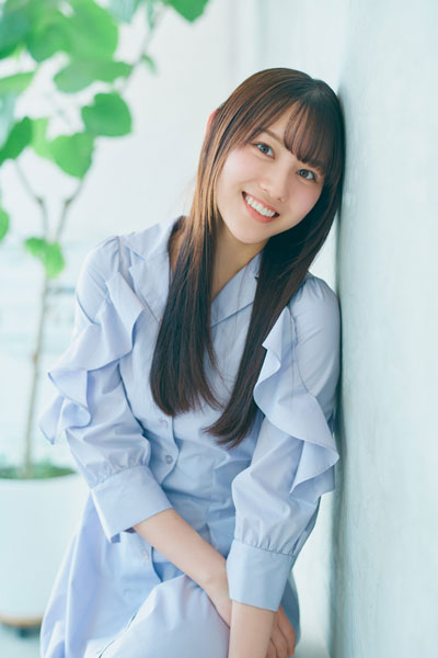 日向坂46・平岡海月、大人ワンピースで爽やか笑顔