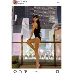 レースクイーン・林紗久羅、歌舞伎町バックに美脚ボディ大胆披露！