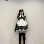 鈴木愛理、絶対領域チラリのメイド衣装で『可愛くてごめん』！激甘すぎる姿に「永久保存版」「アクスタください」の声