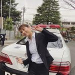 石川恋、スーツ着こなす刑事姿で満面笑みのオフショット公開