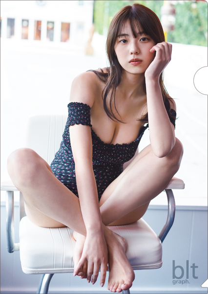 菊地姫奈、「blt graph.」表紙で無敵ボディ披露！