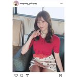 小日向ゆか、ミニスカから太ももセクシーにチラ見せ！