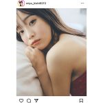 #ババババンビ・岸みゆ、添い寝風ショットで見せる美肩にファンうっとり