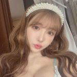 三上悠亜、くっきり美谷間で釘付けの自撮りショットをお届け！