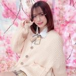 桃月なしこ、太ももチラリの制服メガネ女子に変身！