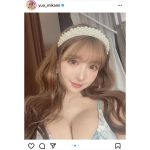 三上悠亜、くっきり美谷間で釘付けの自撮りショットをお届け！