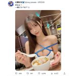レースクイーン・七瀬なな、ラーメン越しの美谷間が気になる肌見せ衣装で誘惑！