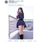 レースクイーン・七瀬なな、制服スカートからスラリと伸びた美脚で釘付け！