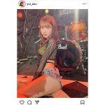 #2i2・奥ゆい、超ミニジーンズで太もも大胆披露！