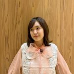 尾碕真花、春色のミニスカコーデで美脚披露