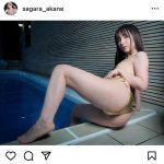 相良朱音、ゴールドビキニで桃尻セクシーに見せつけ！