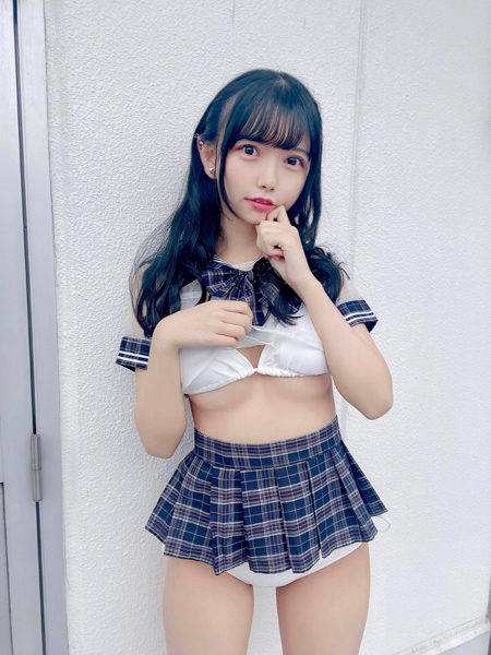 白石なこ（kimikara）、水着ハミ出る短丈制服をえちえちに着こなし！