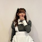 鈴木愛理、絶対領域チラリのメイド衣装で『可愛くてごめん』！激甘すぎる姿に「永久保存版」「アクスタください」の声