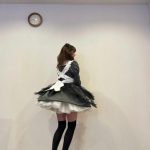 鈴木愛理、絶対領域チラリのメイド衣装で『可愛くてごめん』！激甘すぎる姿に「永久保存版」「アクスタください」の声