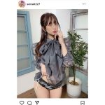 竹内星菜、透け感ガーリーなコーデで下着チラリ