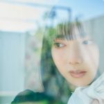 日向坂46・竹内希来里、窓越しに大人びた表情で魅せる