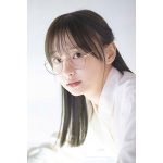 日向坂46・影山優佳、『伊達』だけど落ち着くレアなメガネ姿をTSUTAYA版裏表紙で披露