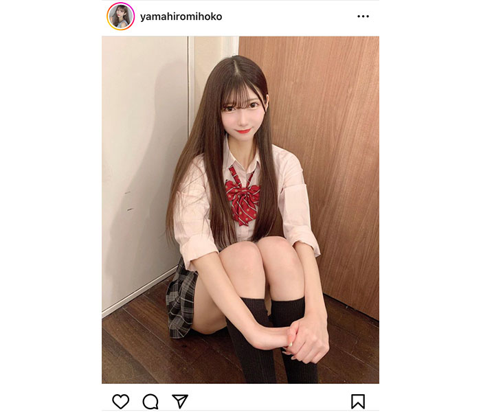 トゥラブ・山広美保子、座ってもスゴい！制服姿で美脚披露