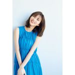 岡崎紗絵、大人なデート気分を楽しめる爽やかグラビア披露