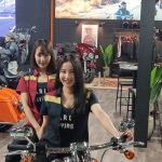 レースクイーン・安倍有里子、吉川ゆのが第2回名古屋モーターサイクルショーに登場！ハーレーダビットソンブース盛り上げる！