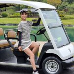 【動画】新井美穂、ミニスカゴルフウェアで大栄カントリー倶楽部のコースの魅力語る！「庭園の名物ホールで池が綺麗」