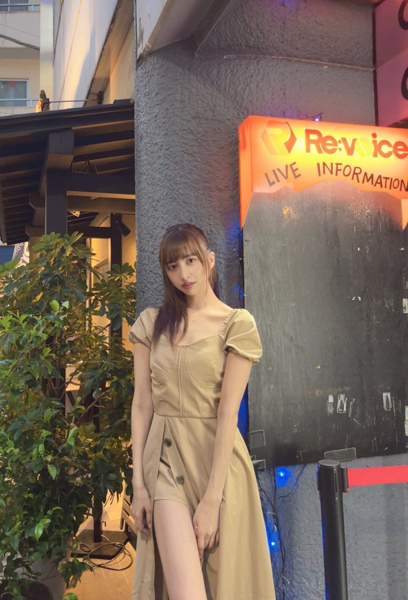 高坂琴水（キプリスモルホォ）、ワンピースの隙間から真っ白な太ももをチラリ「ちょいセクシー、最高」「スリットにドキドキ」とファン感嘆