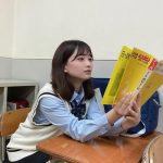 佐藤かれん、「放課後デートしよ」女子高生コスで生脚チラリ