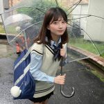 佐藤かれん、「放課後デートしよ」女子高生コスで生脚チラリ